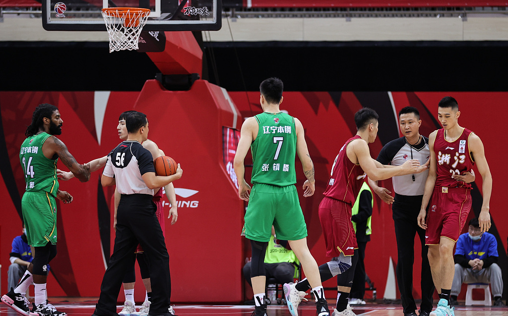 击打高远球的训练方法 击打高远球的训练方法