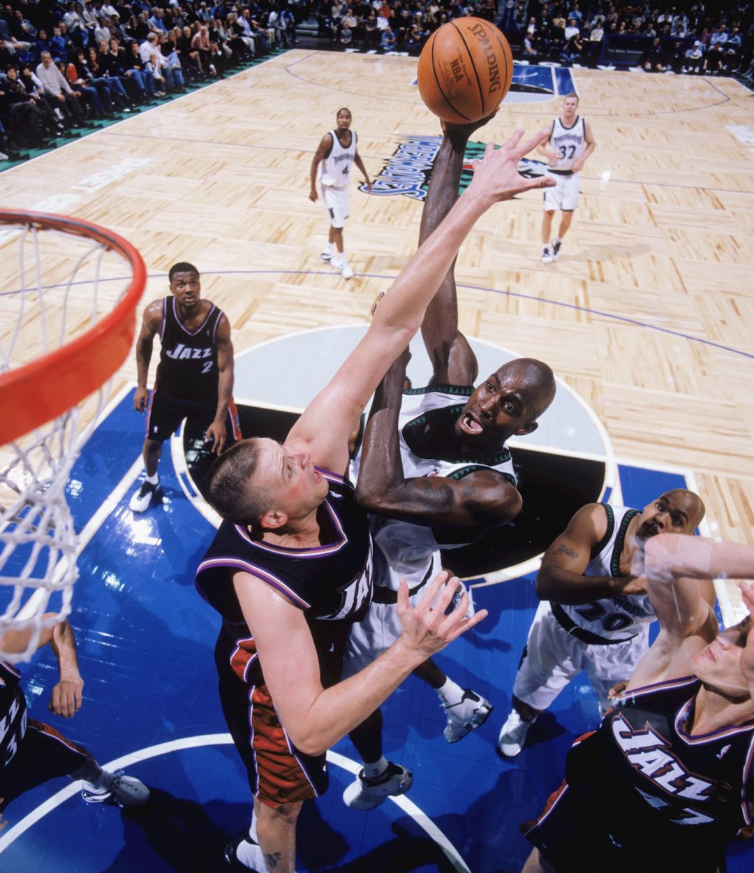 包含埃因霍温发布备战花絮，加时末段强势反弹，NBA常规赛任务艰巨，身体对抗强度拉满的词条