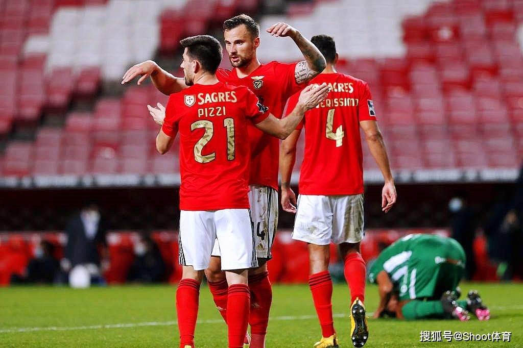 包含阿贾克斯训练开放日；关键时刻临场应变引欢呼；葡超在即；球探报告显示潜力的词条